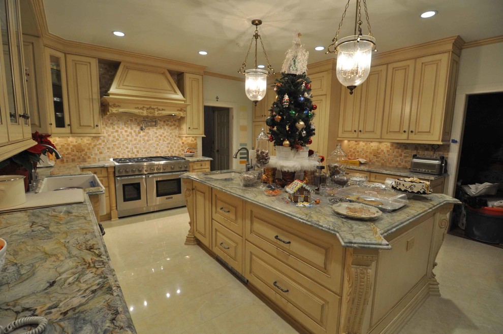 LA CANADA CHEVY CHASE DRIVE Traditional Kitchen Los Angeles by