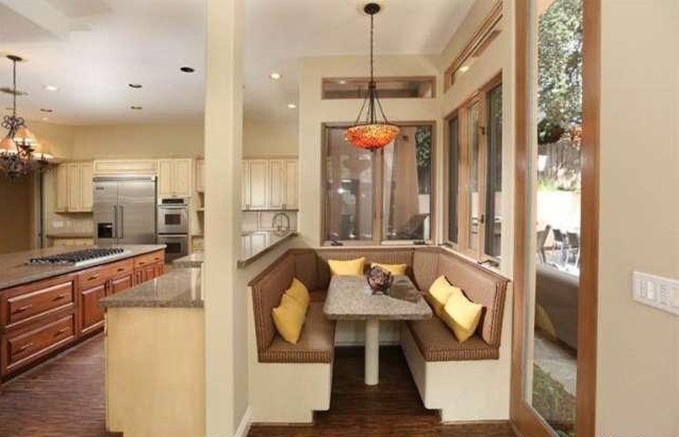 ロサンゼルスにある高級な広いサンタフェスタイルのおしゃれなキッチン (シェーカースタイル扉のキャビネット、御影石カウンター) の写真