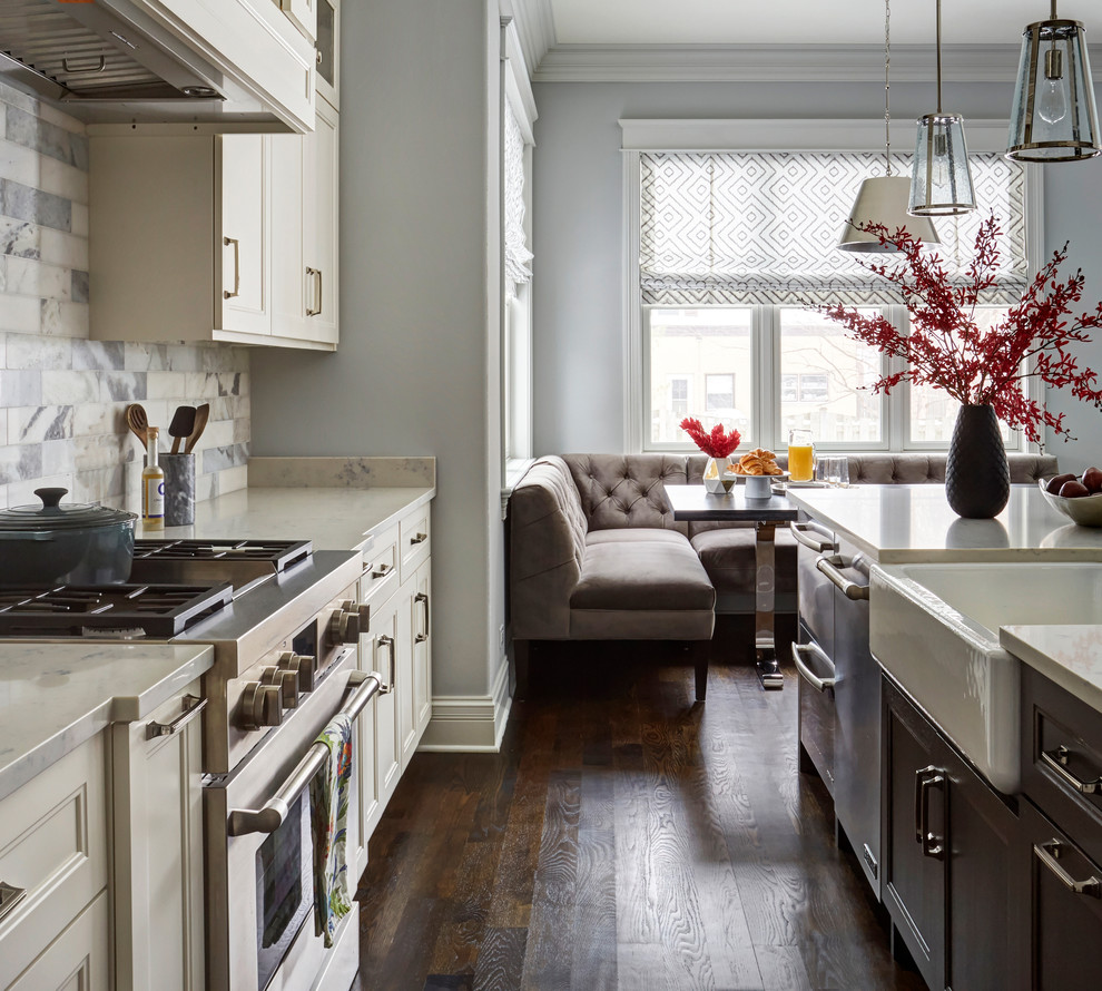 Bild på ett stort vintage grå linjärt grått kök med öppen planlösning, med en rustik diskho, skåp i shakerstil, vita skåp, bänkskiva i kvarts, stänkskydd i marmor, rostfria vitvaror, en köksö, brunt golv, flerfärgad stänkskydd och mörkt trägolv