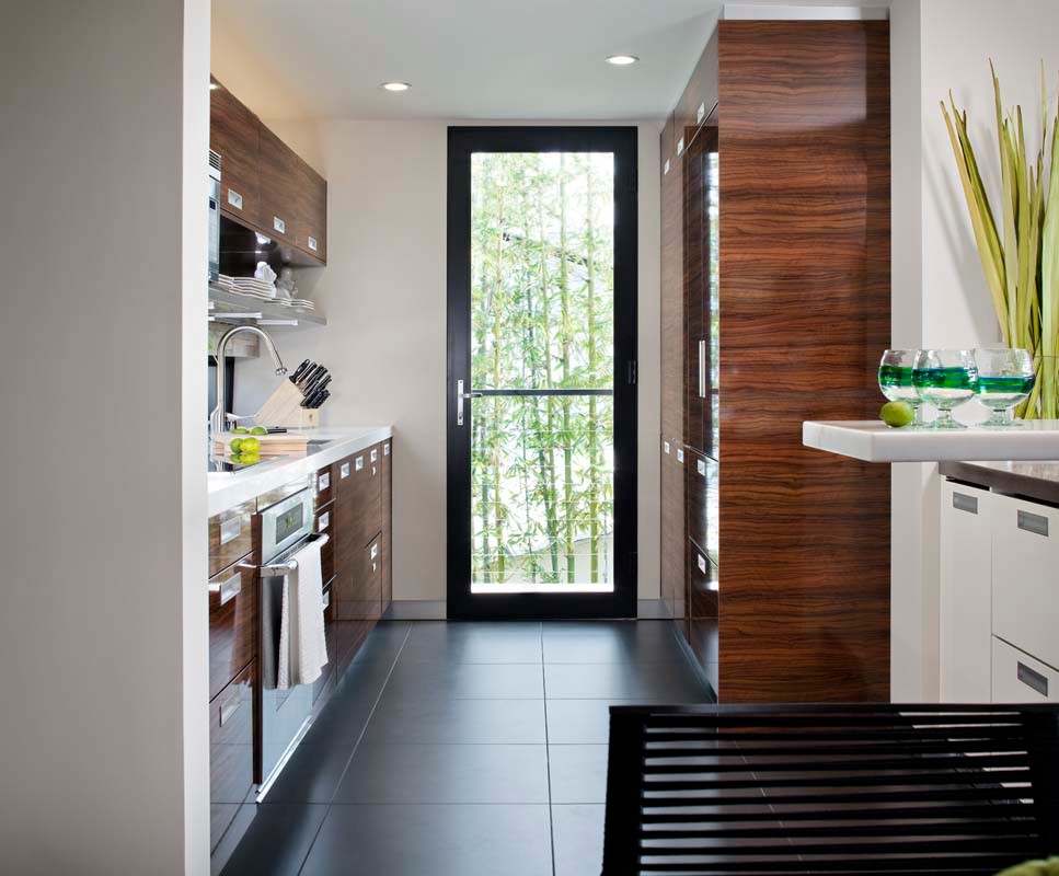 Esempio di una cucina moderna di medie dimensioni con lavello da incasso, ante lisce, ante in legno scuro, paraspruzzi bianco, elettrodomestici in acciaio inossidabile e penisola