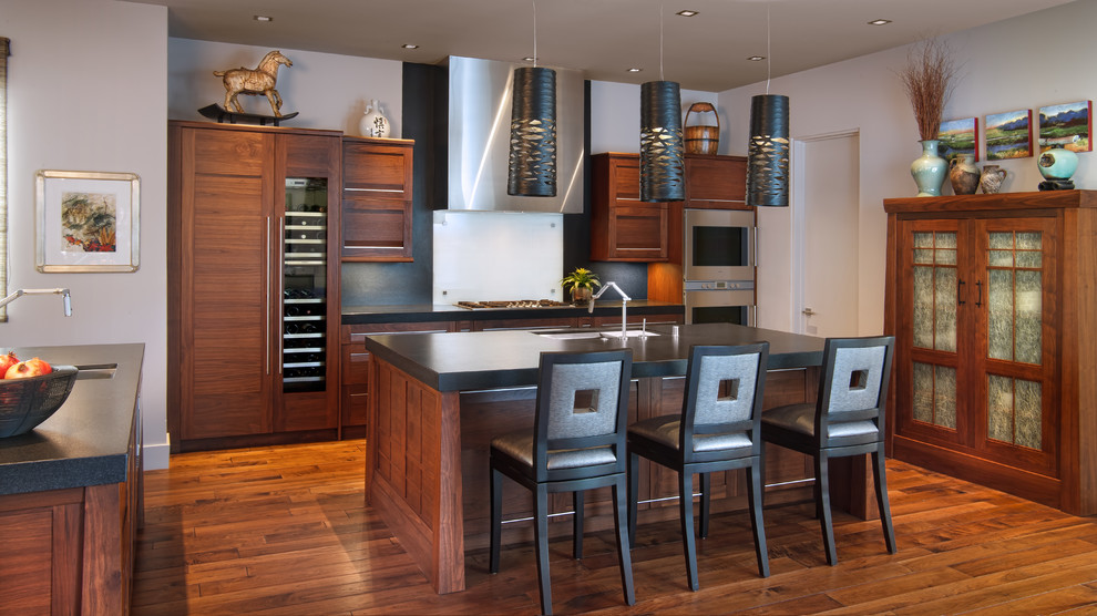 サンディエゴにあるアジアンスタイルのおしゃれなキッチン (アンダーカウンターシンク、濃色木目調キャビネット、白いキッチンパネル、ガラス板のキッチンパネル、シルバーの調理設備) の写真