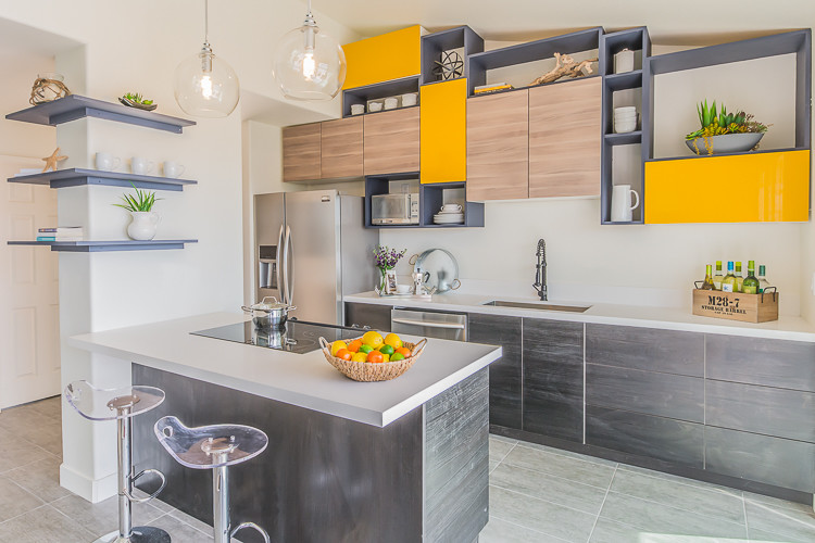На фото: кухня-гостиная среднего размера в современном стиле с полом из керамогранита и серым полом с