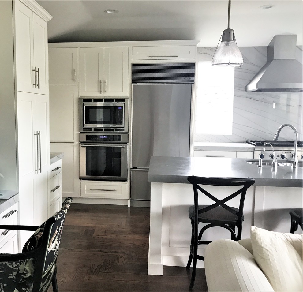 Inspiration for a medium sized contemporary open plan kitchen in San Diego with a submerged sink, shaker cabinets, white cabinets, quartz worktops, stainless steel appliances, medium hardwood flooring, an island, brown floors and grey worktops.