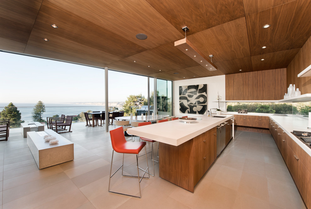 Стильный дизайн: угловая кухня-гостиная в стиле модернизм с плоскими фасадами и фасадами цвета дерева среднего тона - последний тренд
