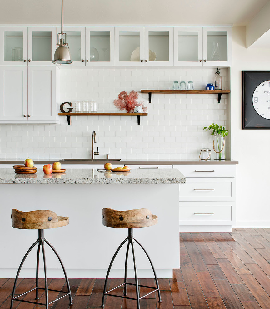 Klassische Küche mit Schrankfronten im Shaker-Stil, weißen Schränken, dunklem Holzboden und Kücheninsel in San Diego