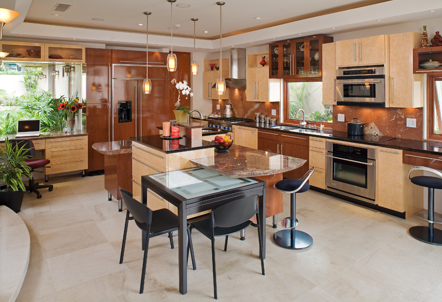 Idéer för att renovera ett mellanstort funkis kök, med en dubbel diskho, släta luckor, skåp i mellenmörkt trä, granitbänkskiva, orange stänkskydd, stänkskydd i stenkakel, rostfria vitvaror, kalkstensgolv och flera köksöar