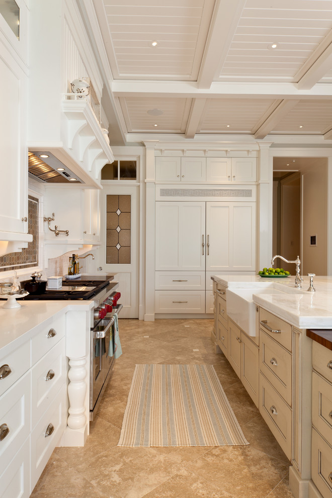 Klassische Küche mit Landhausspüle, Schrankfronten mit vertiefter Füllung, weißen Schränken, Küchenrückwand in Braun und Rückwand aus Mosaikfliesen in Miami