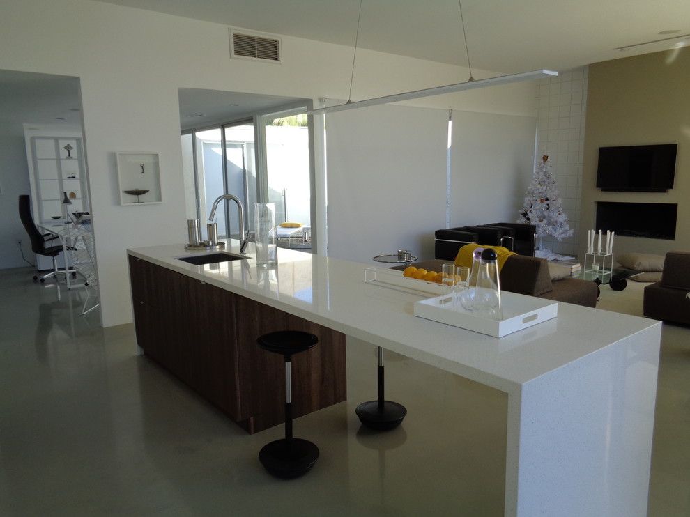 Esempio di una cucina moderna di medie dimensioni con lavello sottopiano, ante lisce, ante bianche, top in quarzo composito, elettrodomestici in acciaio inossidabile e pavimento in cemento