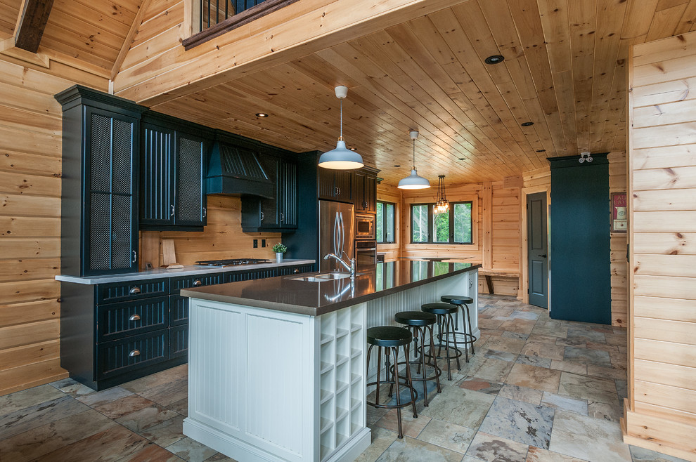 Ispirazione per un cucina con isola centrale rustico di medie dimensioni con top in granito, paraspruzzi marrone e pavimento in gres porcellanato