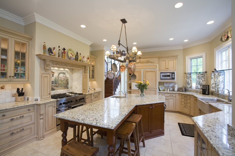 Immagine di una cucina con lavello integrato, ante beige, paraspruzzi beige e elettrodomestici da incasso
