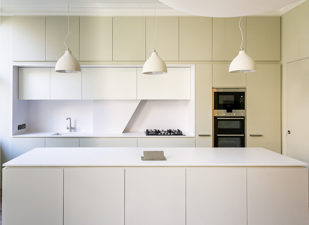Foto di una cucina design di medie dimensioni con ante lisce, ante grigie, top in superficie solida, paraspruzzi bianco, elettrodomestici da incasso, parquet scuro e pavimento marrone