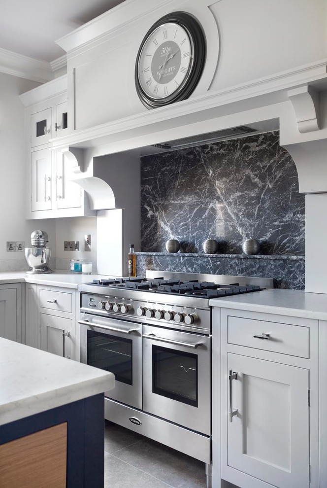 Idéer för att renovera ett stort funkis kök, med en undermonterad diskho, luckor med profilerade fronter, grå skåp, bänkskiva i kvartsit, grått stänkskydd, stänkskydd i sten, rostfria vitvaror, klinkergolv i keramik och en köksö