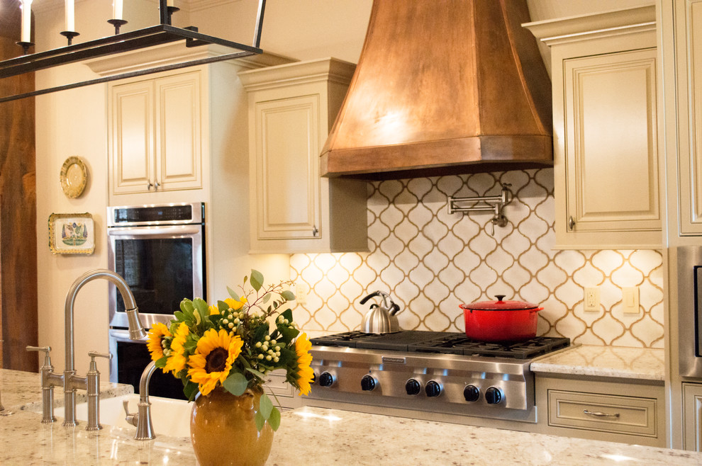 Exempel på ett mellanstort amerikanskt kök, med en rustik diskho, luckor med upphöjd panel, vita skåp, granitbänkskiva, vitt stänkskydd, stänkskydd i porslinskakel, rostfria vitvaror, tegelgolv och en köksö