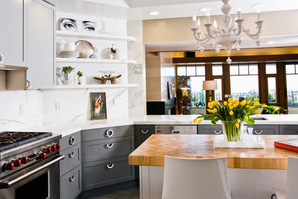 Bild på ett avskilt, mellanstort eklektiskt l-kök, med en undermonterad diskho, skåp i shakerstil, grå skåp, marmorbänkskiva, vitt stänkskydd, stänkskydd i sten, rostfria vitvaror, klinkergolv i porslin och en köksö