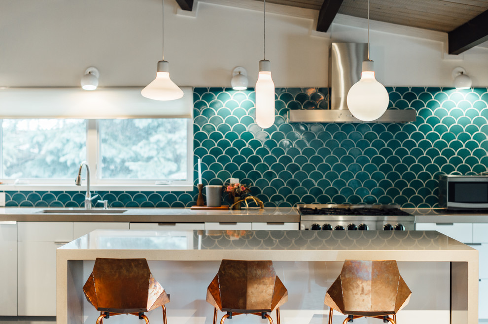 Esempio di un cucina con isola centrale moderno con paraspruzzi blu e paraspruzzi con piastrelle in ceramica