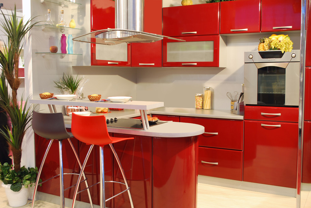Bild på ett litet funkis kök, med en nedsänkt diskho, släta luckor, röda skåp, bänkskiva i koppar, grått stänkskydd, ljust trägolv, en halv köksö och beiget golv