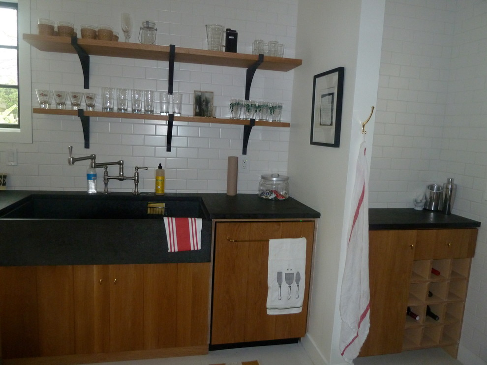 Kitchen - modern kitchen idea in Orange County
