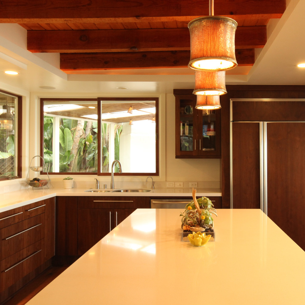 Exempel på ett mellanstort modernt kök, med en dubbel diskho, släta luckor, skåp i mörkt trä, bänkskiva i kvartsit, rostfria vitvaror, en köksö, stänkskydd i glaskakel och mörkt trägolv
