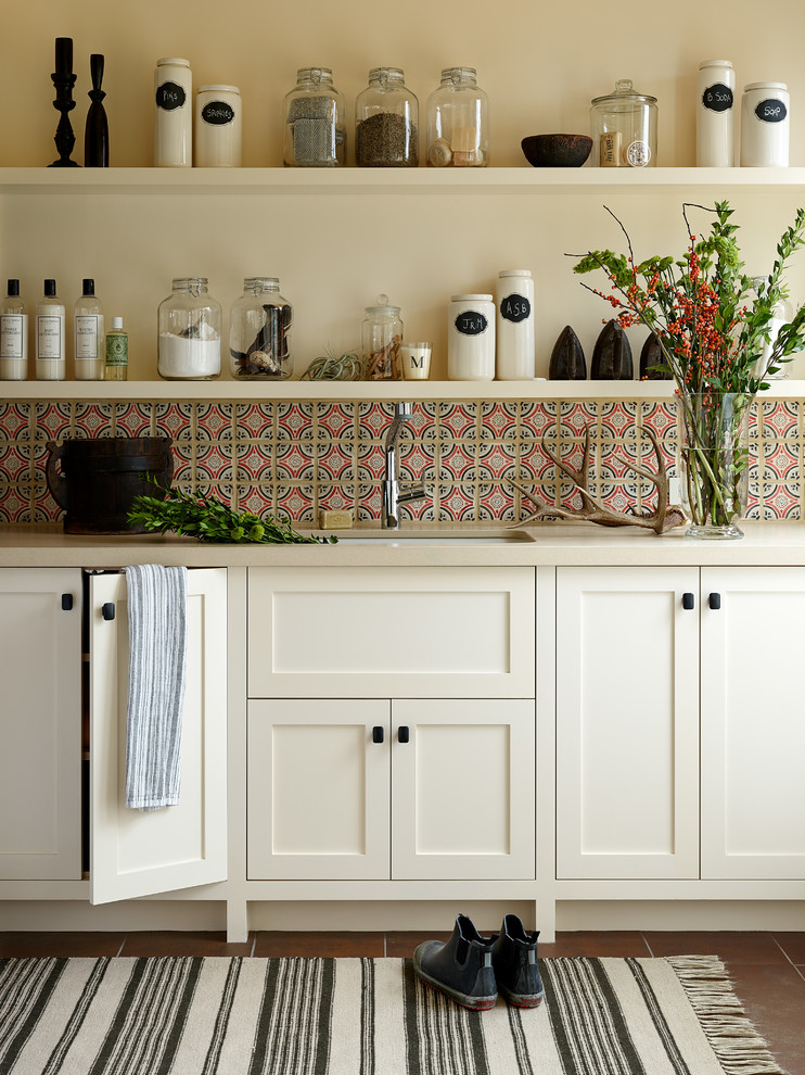 Imagen de cocina campestre con fregadero bajoencimera, armarios estilo shaker, puertas de armario blancas y salpicadero multicolor