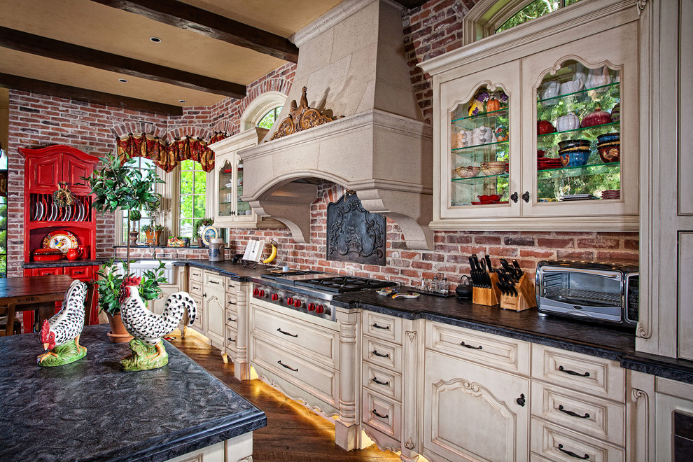 Foto på ett kök, med en rustik diskho, luckor med profilerade fronter, beige skåp och rostfria vitvaror