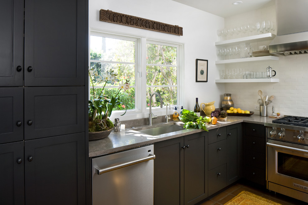サンタバーバラにあるトランジショナルスタイルのおしゃれなキッチン (アンダーカウンターシンク、白いキッチンパネル、シェーカースタイル扉のキャビネット、サブウェイタイルのキッチンパネル) の写真