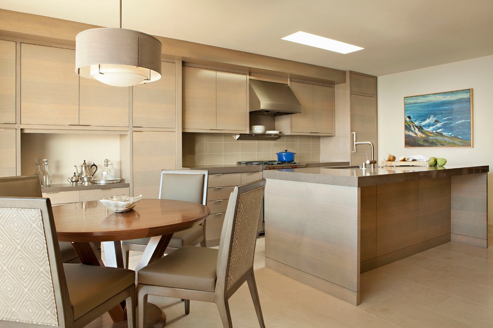 Bild på ett funkis kök och matrum, med släta luckor, skåp i ljust trä, bänkskiva i koppar, beige stänkskydd, stänkskydd i glaskakel, en köksö och integrerade vitvaror