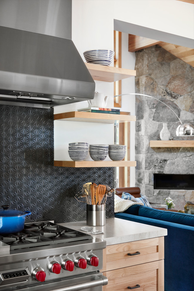 Imagen de cocina actual de tamaño medio con armarios estilo shaker, puertas de armario de madera clara, salpicadero verde y electrodomésticos de acero inoxidable