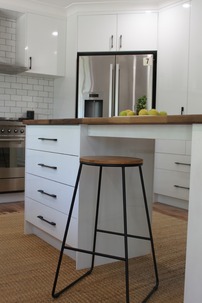 Kitchen - transitional kitchen idea in Brisbane