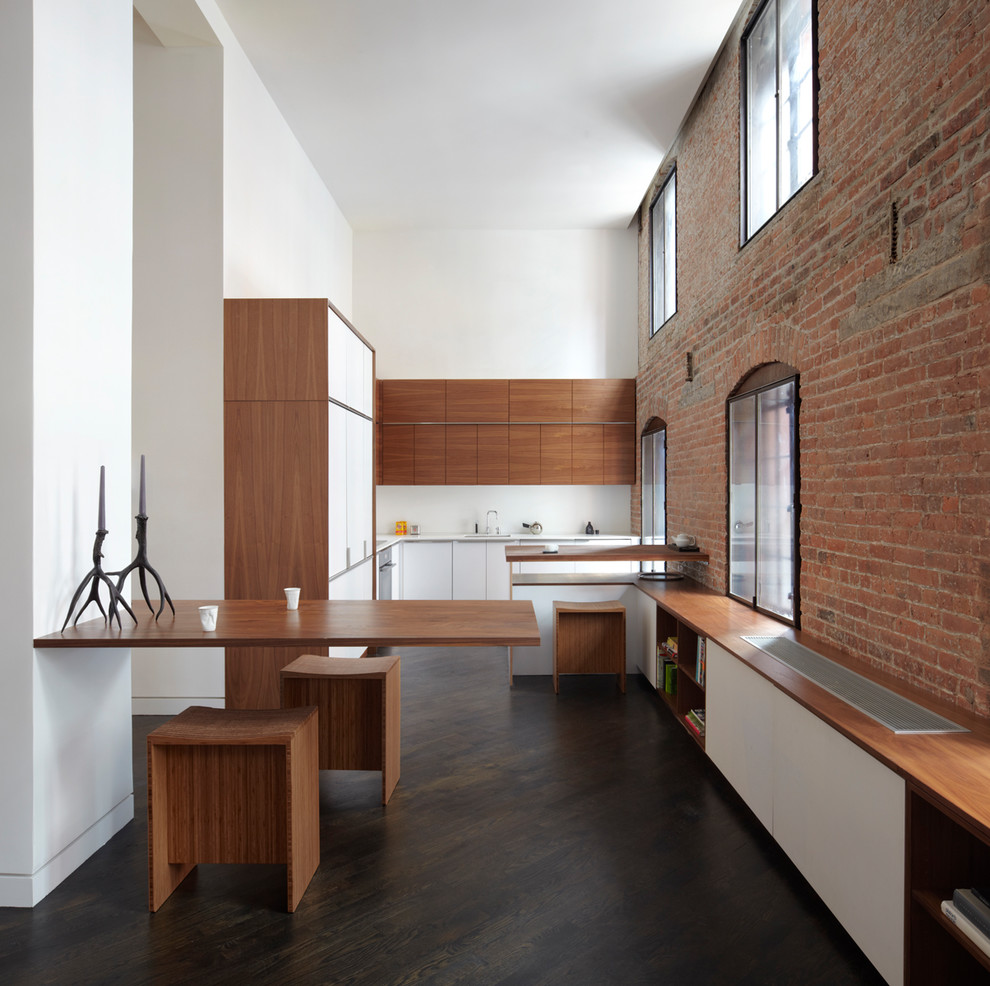 Exempel på ett stort modernt kök, med släta luckor, skåp i mellenmörkt trä, bänkskiva i kvartsit, vitt stänkskydd, rostfria vitvaror, mörkt trägolv, brunt golv och en halv köksö