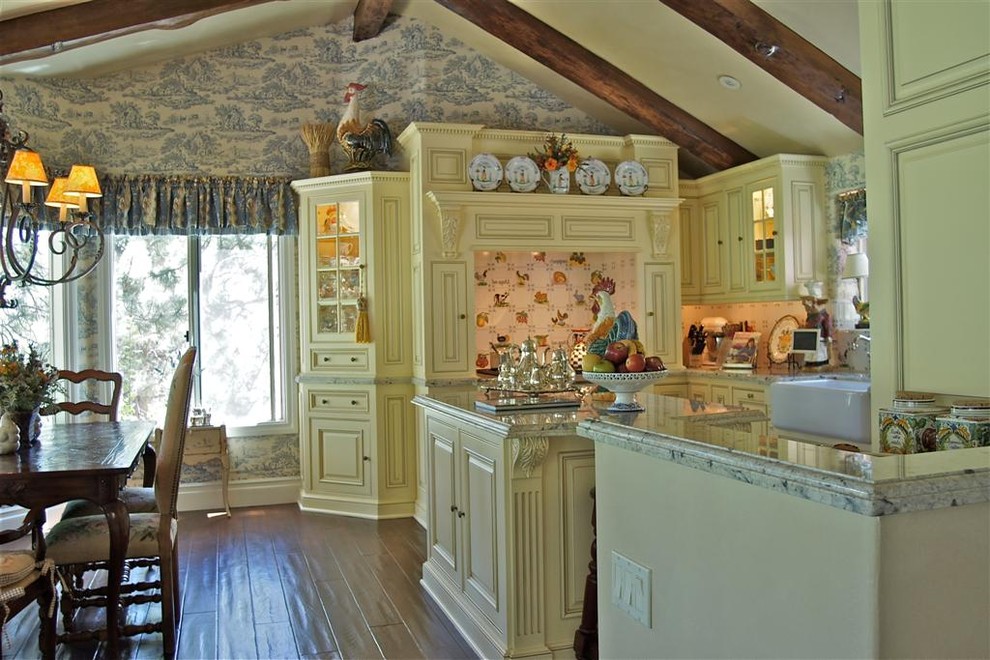 Bild på ett vintage kök och matrum, med en rustik diskho, luckor med upphöjd panel, beige skåp och flerfärgad stänkskydd
