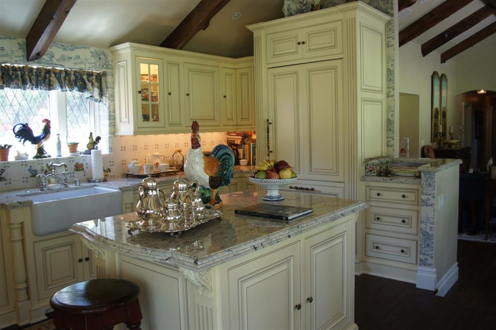 Idéer för att renovera ett vintage kök, med en rustik diskho, luckor med profilerade fronter, beige skåp och vitt stänkskydd