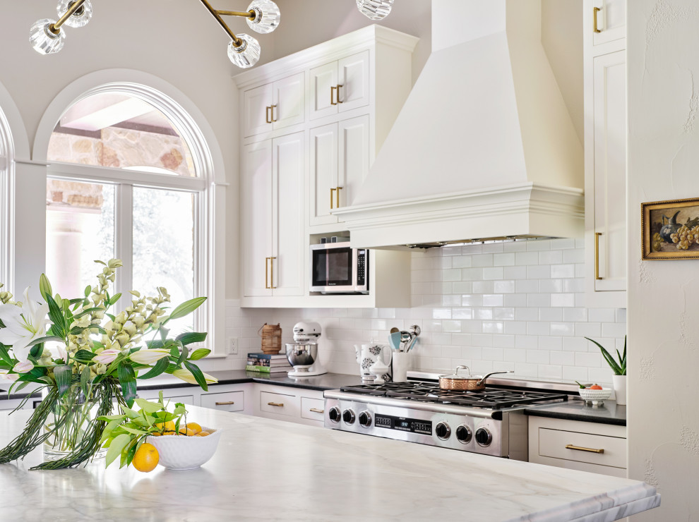Esempio di un'ampia cucina chic con lavello sottopiano, ante in stile shaker, ante bianche, top in marmo, paraspruzzi bianco, paraspruzzi con piastrelle diamantate, elettrodomestici in acciaio inossidabile e pavimento in mattoni