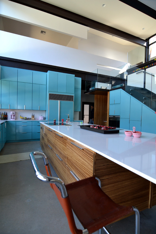 Exemple d'une cuisine encastrable moderne avec un placard à porte plane, des portes de placard turquoises et un plan de travail en quartz modifié.