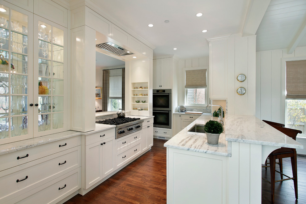 Elegant kitchen photo in Chicago