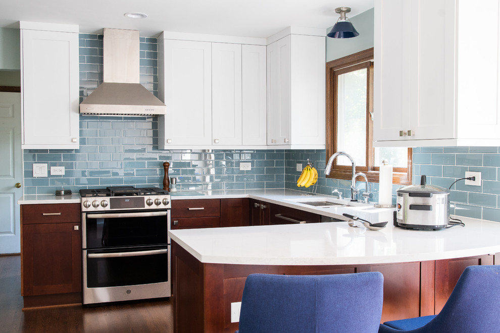 Idéer för att renovera ett avskilt, mellanstort retro vit vitt u-kök, med en enkel diskho, skåp i shakerstil, bänkskiva i kvarts, blått stänkskydd, stänkskydd i glaskakel, rostfria vitvaror, mellanmörkt trägolv, en halv köksö och rött golv