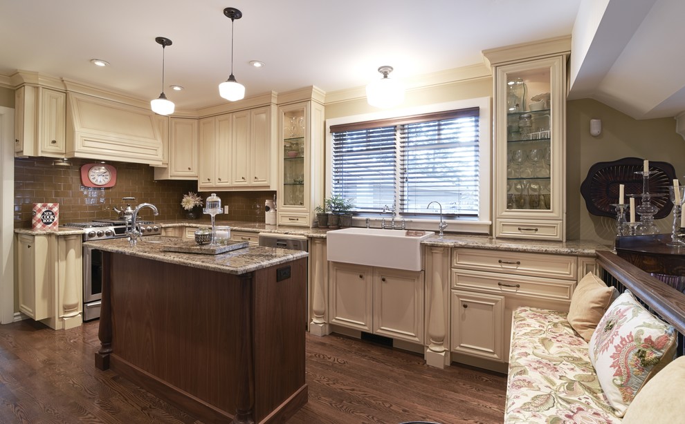 Inspiration for a classic kitchen in Calgary.