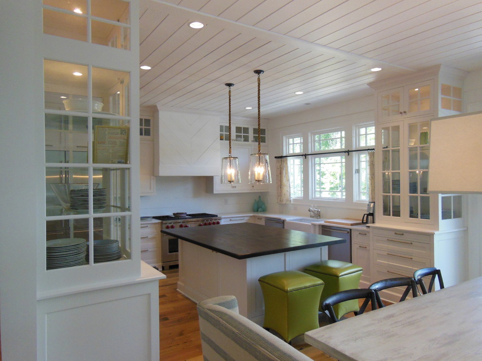 Klassische Wohnküche in U-Form mit Landhausspüle, Glasfronten, weißen Schränken und Küchenrückwand in Weiß in Atlanta