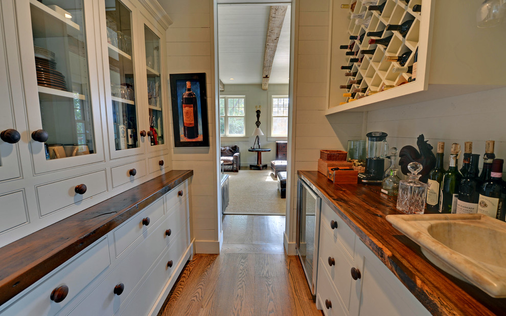 Rustikale Küche mit braunem Holzboden in Atlanta