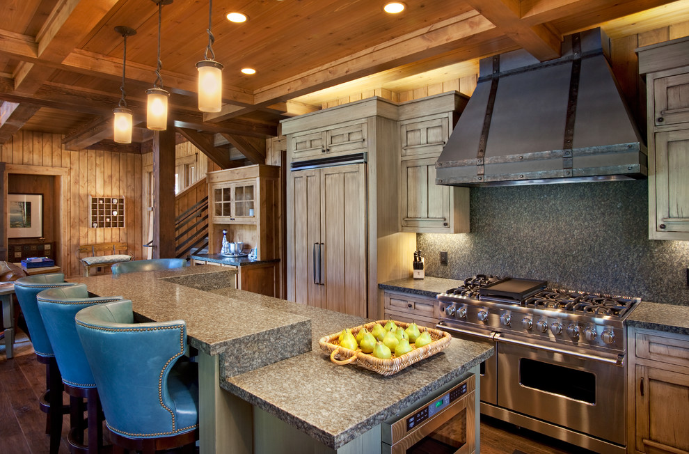 Пример оригинального дизайна: параллельная кухня-гостиная в стиле рустика с фасадами с утопленной филенкой, светлыми деревянными фасадами, серым фартуком, техникой из нержавеющей стали и островом