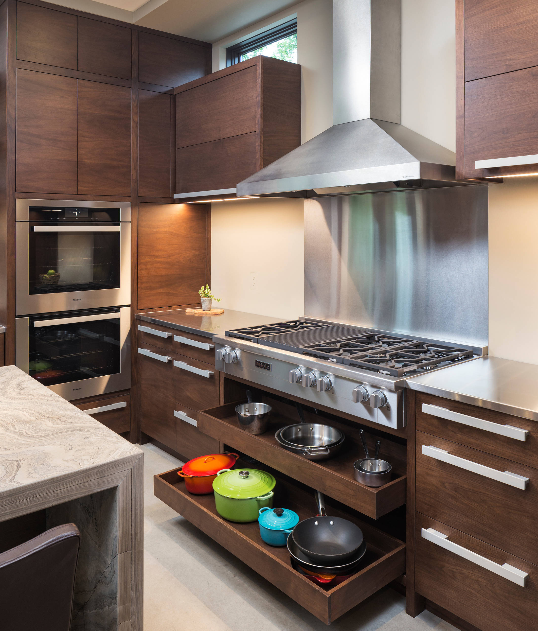 75 Beautiful Small Kitchen With Stainless Steel Appliances Pictures Ideas July 2021 Houzz