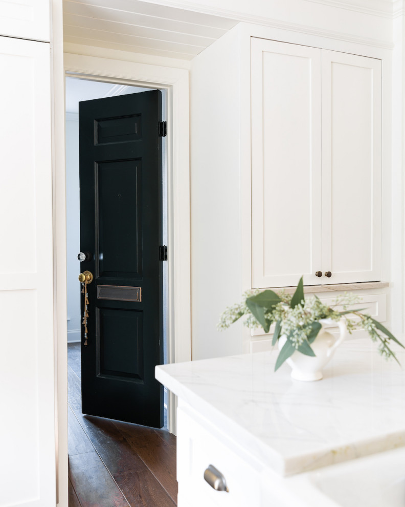 Exempel på ett mellanstort klassiskt vit vitt kök, med en rustik diskho, skåp i shakerstil, vita skåp, bänkskiva i kvartsit, vitt stänkskydd, stänkskydd i terrakottakakel, rostfria vitvaror, mellanmörkt trägolv, en köksö och brunt golv