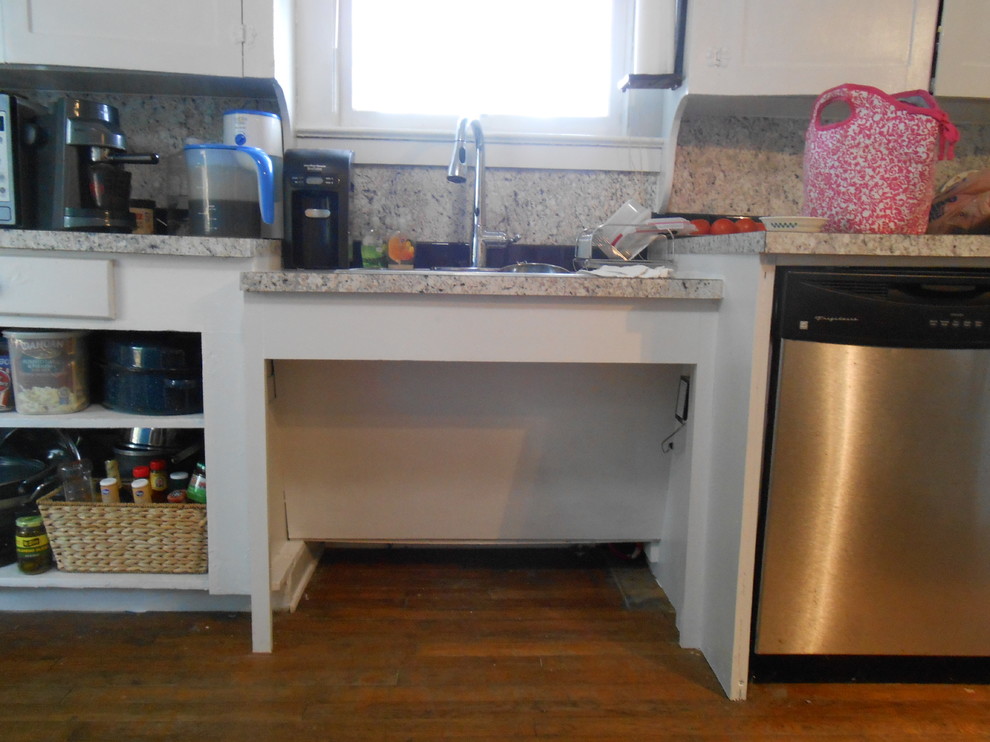 Foto på ett mellanstort eklektiskt kök, med en nedsänkt diskho, öppna hyllor, vita skåp, mellanmörkt trägolv, en köksö, granitbänkskiva, beige stänkskydd, rostfria vitvaror och brunt golv