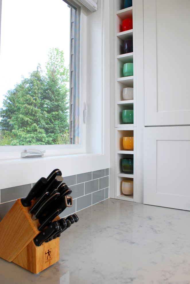 Foto de cocina clásica con puertas de armario blancas, encimera de mármol, salpicadero verde y salpicadero de azulejos tipo metro