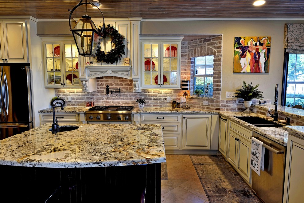 Photo of a classic kitchen in Houston.