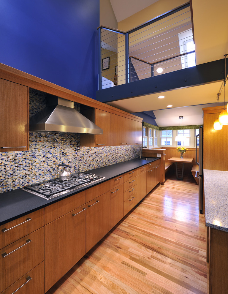 Foto di una cucina parallela contemporanea con paraspruzzi con piastrelle a mosaico, paraspruzzi multicolore, ante lisce e ante in legno scuro