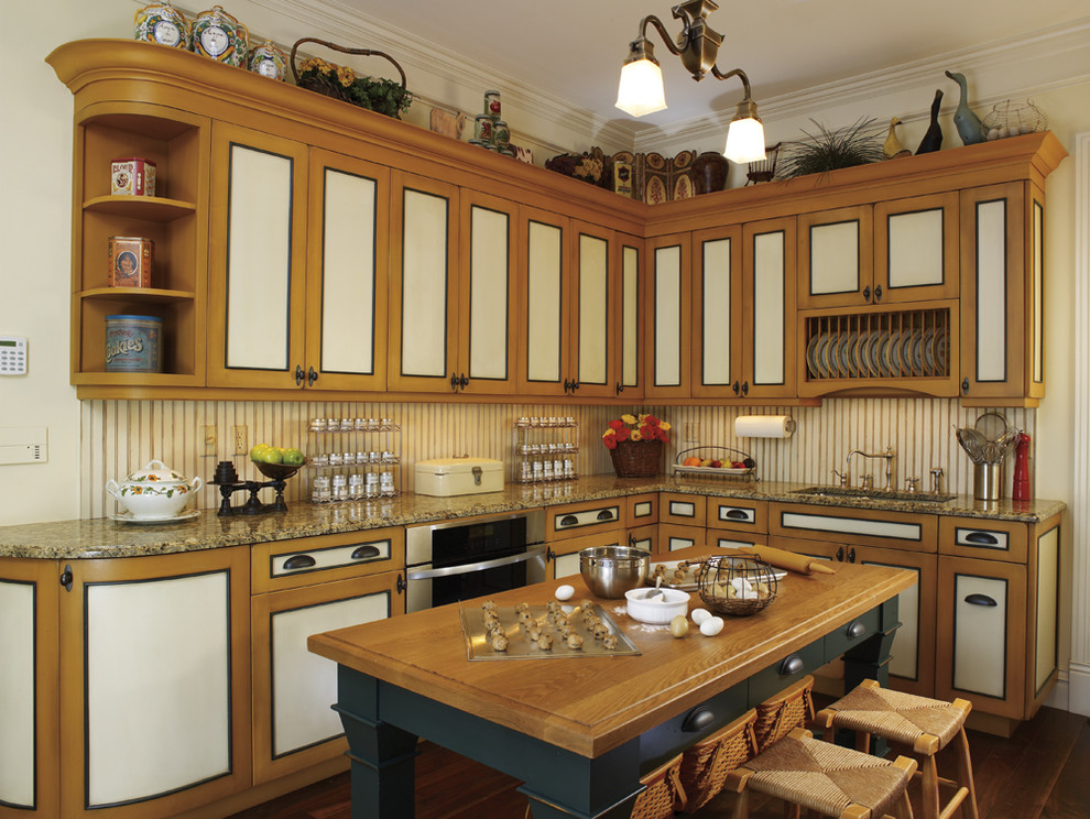 Foto de cocina clásica con armarios con paneles empotrados y encimera de madera