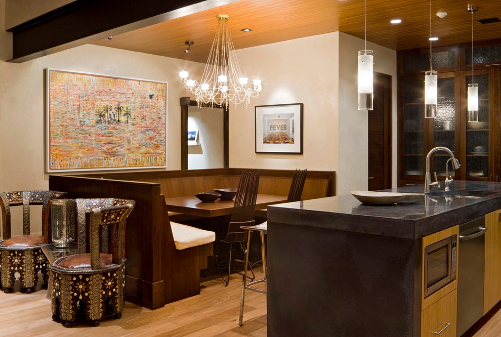 Свежая идея для дизайна: кухня в стиле фьюжн с столешницей из бетона и обеденным столом - отличное фото интерьера
