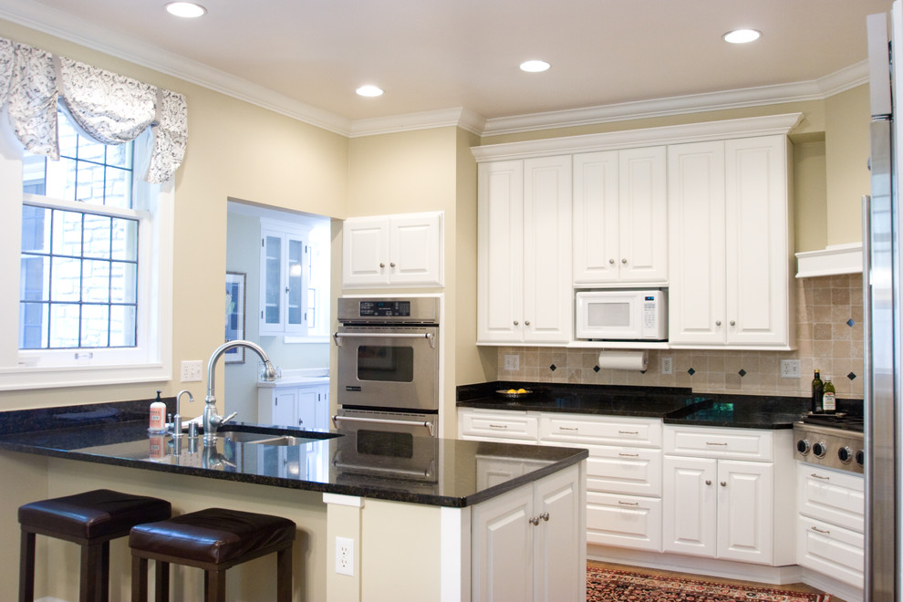 Lake Drive Cabinets - Traditional - Kitchen - Milwaukee ...