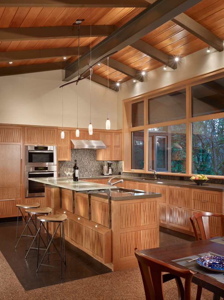 Cette photo montre une cuisine américaine encastrable rétro en bois brun et L de taille moyenne avec une crédence en mosaïque, un plan de travail en verre et îlot.