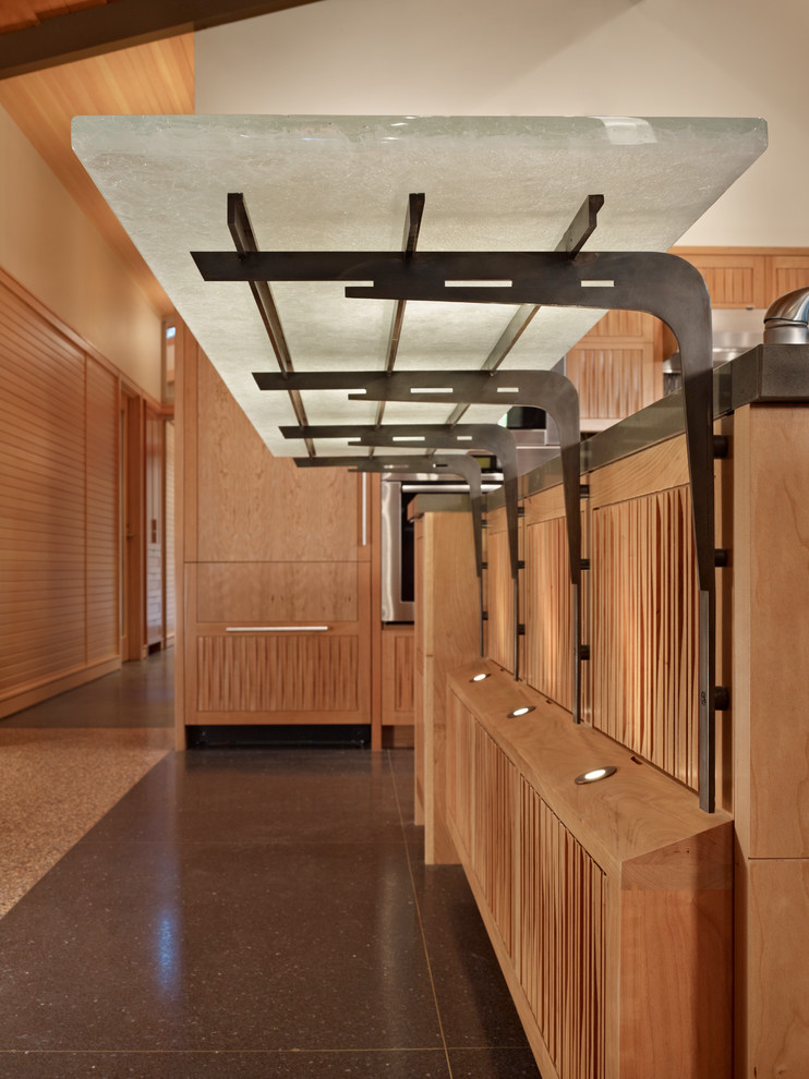 Mittelgroße Retro Wohnküche in L-Form mit hellbraunen Holzschränken, Quarzwerkstein-Arbeitsplatte und Kücheninsel in Seattle